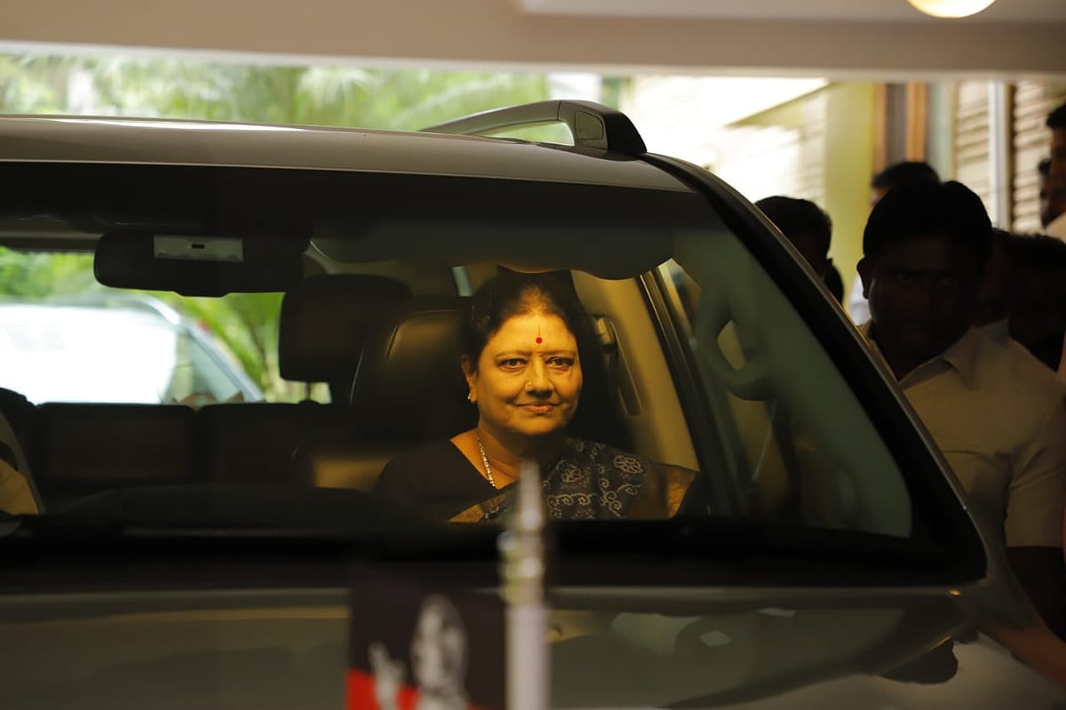 சசிகலா: 3 நாள்கள் ஆதரவாளர்களுடன் சந்திப்பு; முக்கியஸ்தரின் மறைமுக ஆதரவு?! -பரபரக்கும் அதிமுக