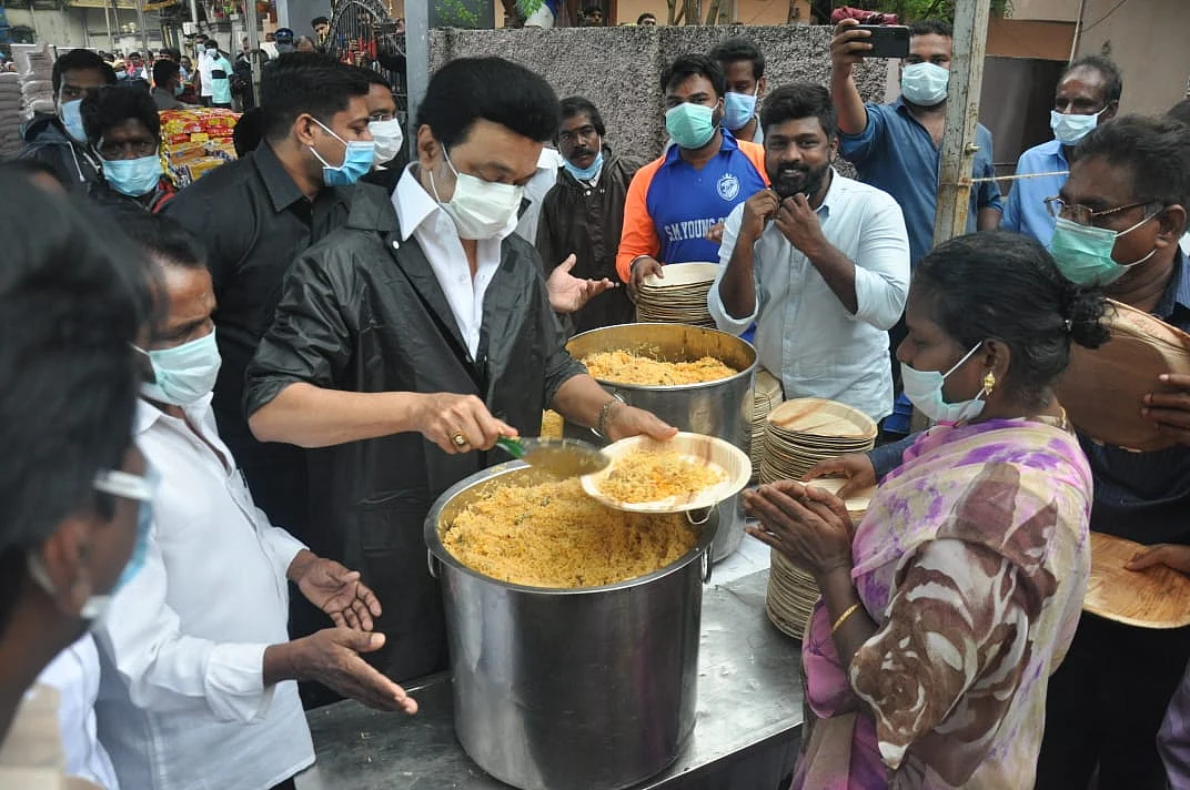 நிவாரண பொருள்கள் வழங்கும் முதல்வர் ஸ்டாலின்