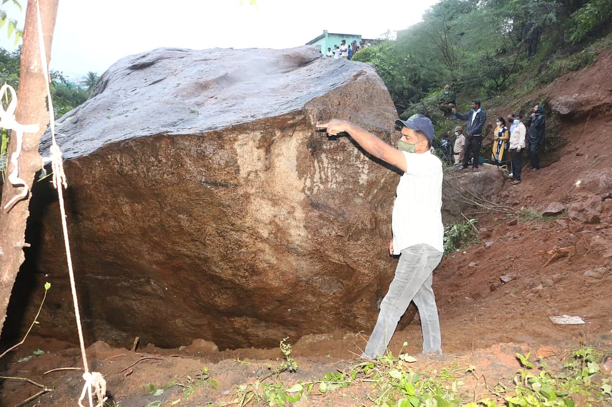 உருண்டு விழுந்த ராட்சதப் பாறை