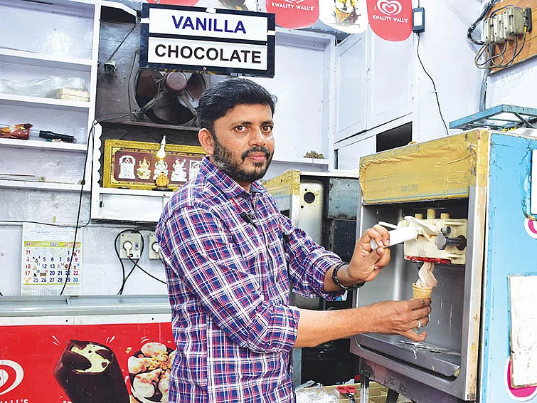 பேனர் இல்லை... விளம்பரம் இல்லை... நிரம்பும் கூட்டம்... பிசினஸ் சீக்ரெட்..!