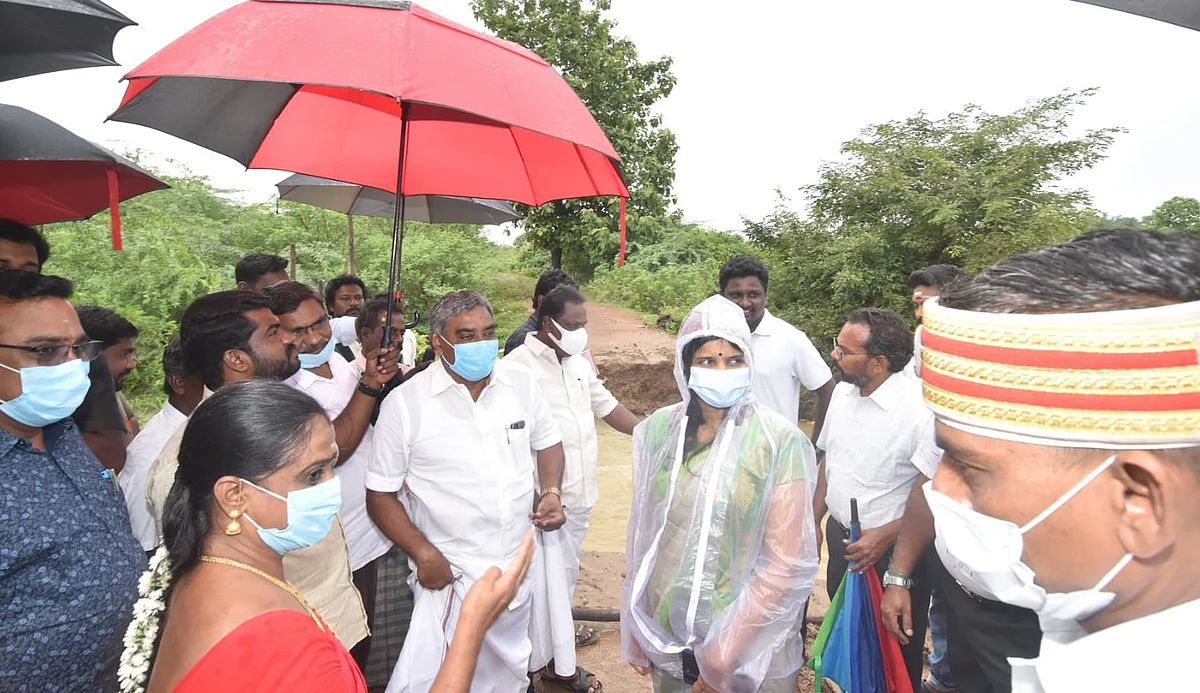 ஆய்வு செய்யும் அதிகாரிகள்