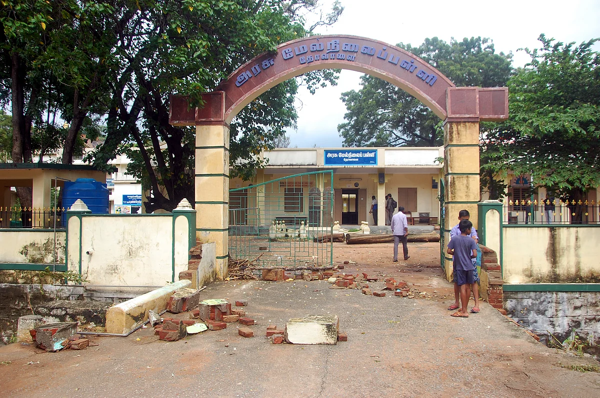 சேதமடைந்த அரசு பள்ளி சுவர்