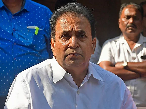 மும்பை: `முன்னாள் அமைச்சருக்கு அறிவுரை கூறிய நீதிபதி... இரண்டு நாள்களில் இடமாற்றம்!'