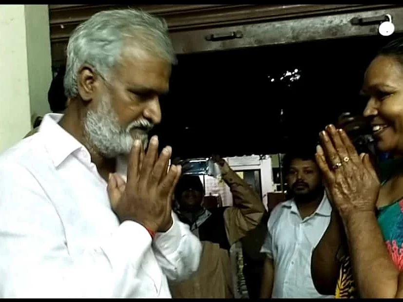 குழந்தைகள் காப்பகத்தை சூழ்ந்த மழைநீர்; 30 நிமிடத்தில் மீட்ட அமைச்சர்; நெகிழும் பாதுகாவலர்!