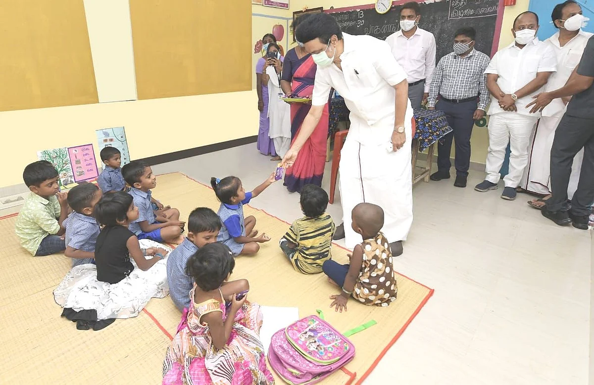 அங்கன்வாடியில் குழந்தைகளுக்கு இனிப்பு வழங்கிய முதலமைச்சர்