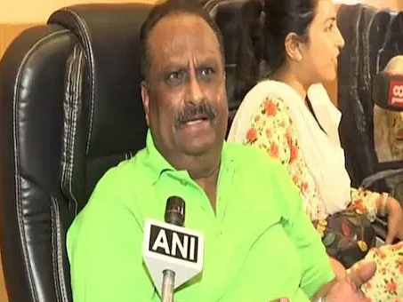 மகாராஷ்டிரா: அமைச்சர் நவாப் மாலிக்மீது சமீர் வான்கடே தந்தை தீண்டாமை ஒழிப்புச் சட்டத்தின் கீழ் புகார்