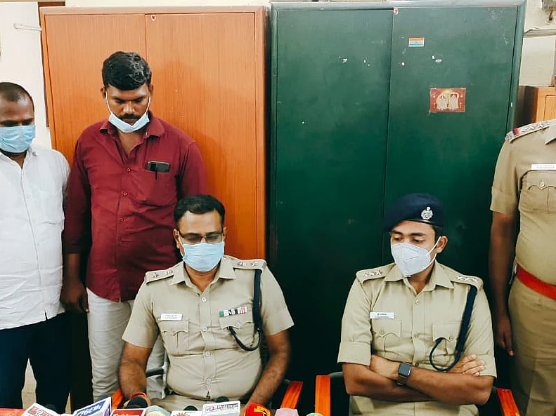 7 மாவட்டங்களில் கைவரிசை காட்டிய 4 பேர்; காட்டிக்கொடுத்த சிசிடிவி பதிவு - 44 சவரன் தங்கநகைகள் மீட்பு