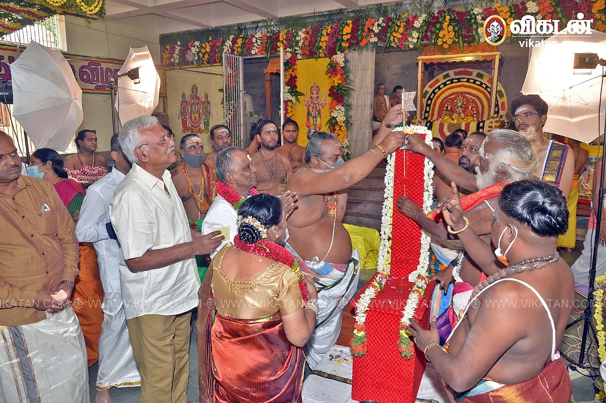 வைர சேவல் கொடி சாத்தப்படுகிறது