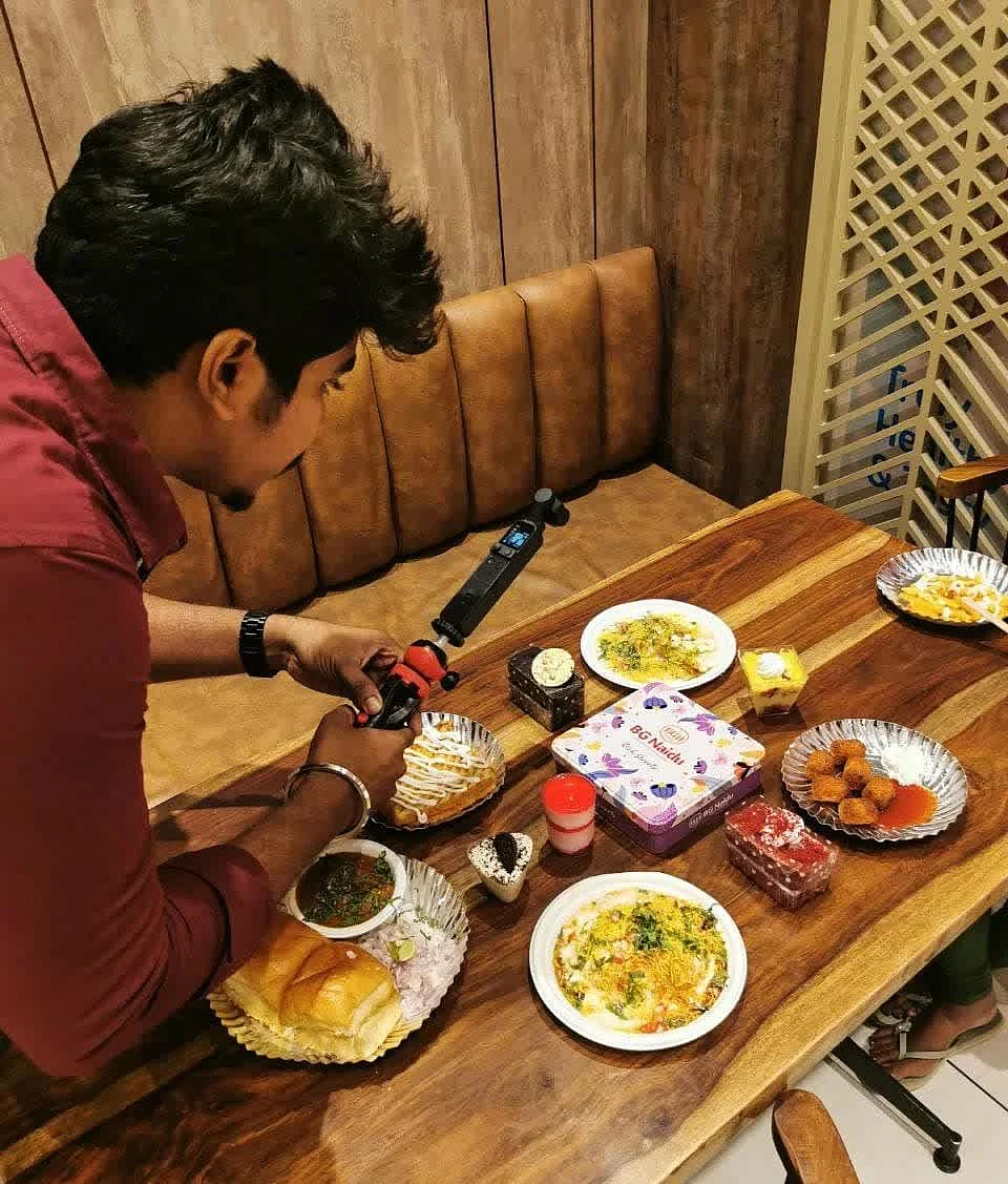 உணவு ரிவ்யூ செய்யும் ட்வின்ஸ்