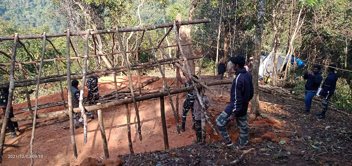 காடர் பழங்குடி குடிசைகளை அகற்றும் வனத்துறை