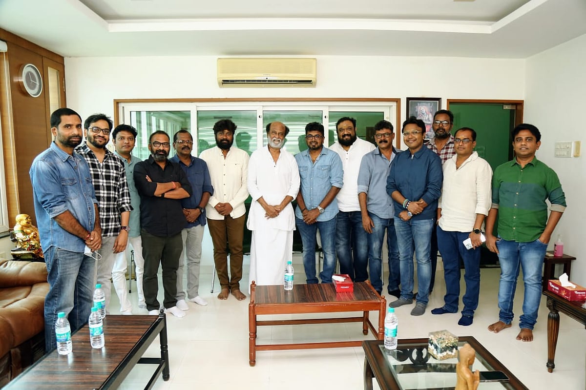 `அண்ணாத்த' 50வது நாள்: டெக்னீஷியன்களுக்கு தங்கச் சங்கிலி அணிவித்து நெகிழ்ந்த ரஜினி!