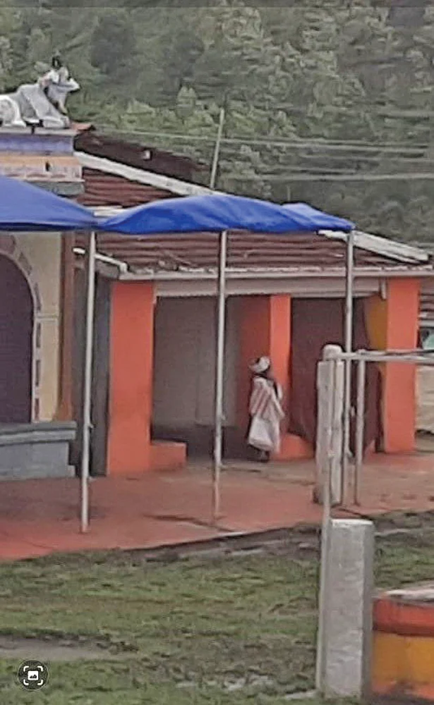 கோவிலுக்குள் பூசாரி சிறுவன்