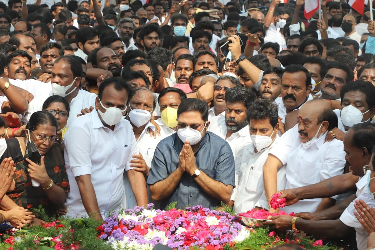 ஜெயலலிதா நினைவிடத்தில் தினகரன்