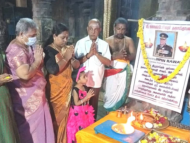 வேலூர் கோட்டைக் கோயிலில் 10 நாள்களுக்குப் பின் தரிசன அனுமதி - மறைந்த முப்படைத்தளபதிக்கு மோட்ச தீபம்!