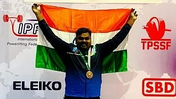ஆசிய வலுதூக்கும் போட்டியில் வென்ற ராஜா எம்.எல்.ஏ