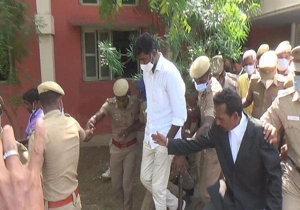 போலீஸ் பாதுகாப்புடன் வந்த மாரிதாஸ்