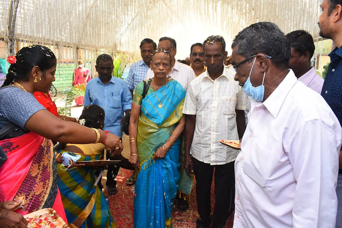 ஆசிரியர்களுக்கு வரவேற்பு அளித்த மாணவர்கள்