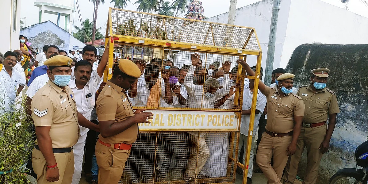தங்கமணி வீட்டின் முன்பு குவிந்த அ.தி.மு.க-வினர்