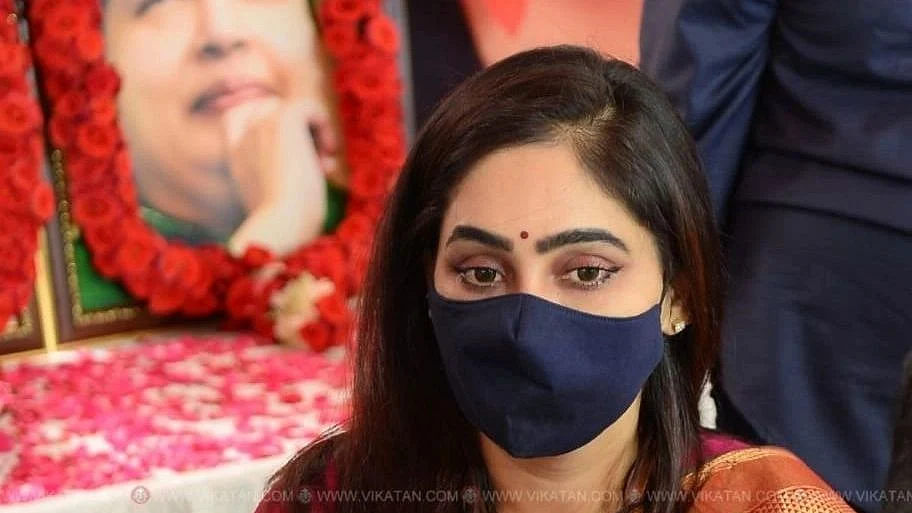 அதிமுக சோனாலி பிரதீப்