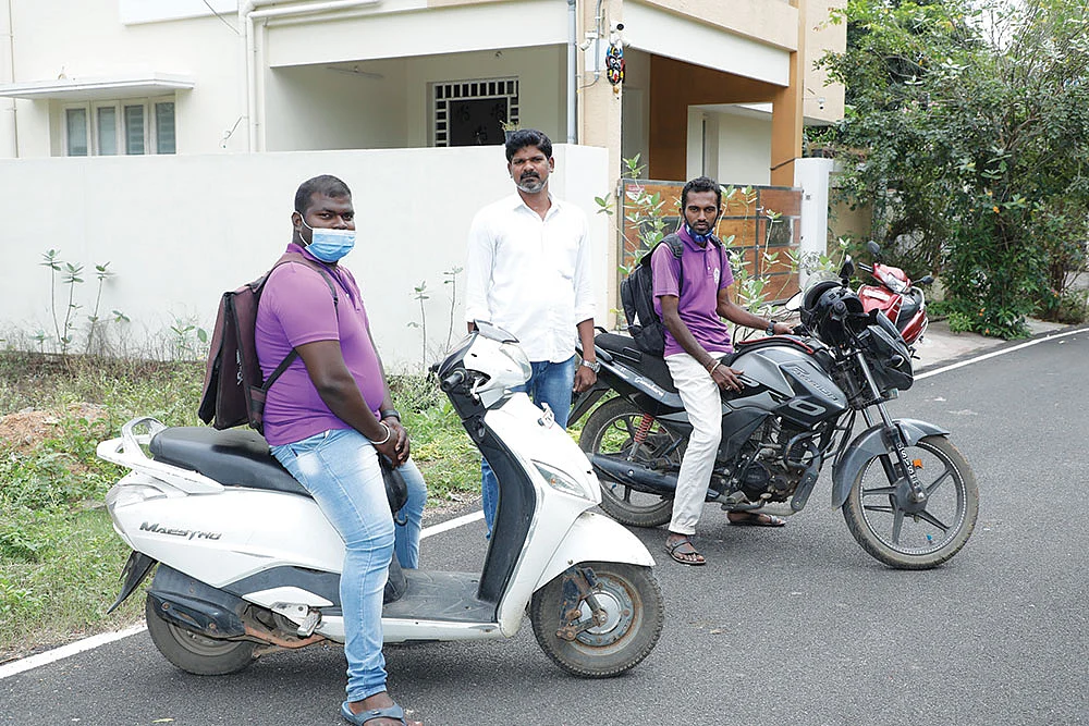‘சேவகன்’ குழுவுடன் சத்யராஜ்