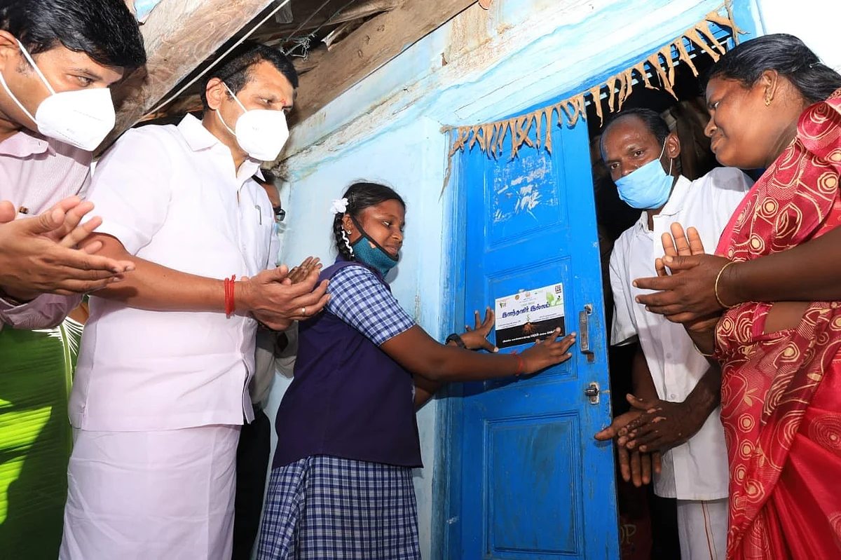 உறுதிமொழிப் படிவத்தை ஒட்டும் மாணவி