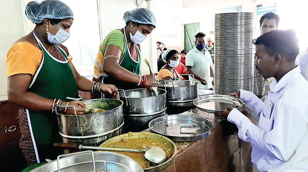 ஐந்து ரூபாய் விலையில் உணவளிக்கும் “ஆகார்” மையங்கள்