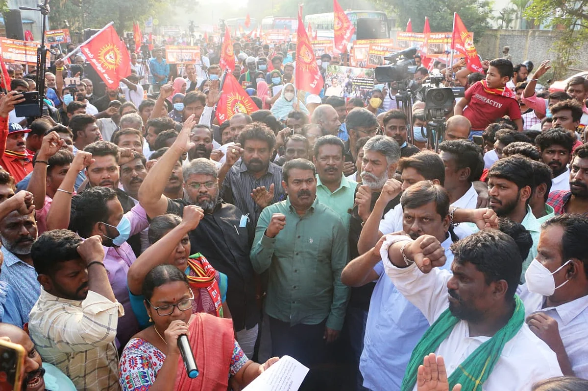 ஆர்ப்பாட்டத்தில் சீமான்