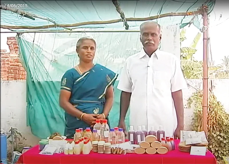 சாணத்திலிருந்து தயாரிக்கப்பட்ட பொருள்களுடன்