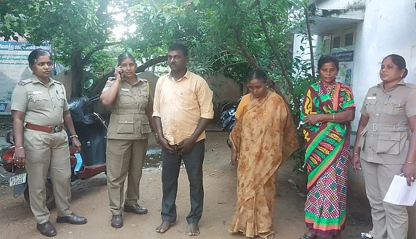காவல் நிலையத்தில் மோசடிக் கும்பல்