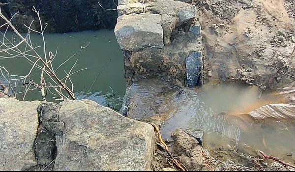 கிணற்றுக்குள் செல்லும் தண்ணீர்