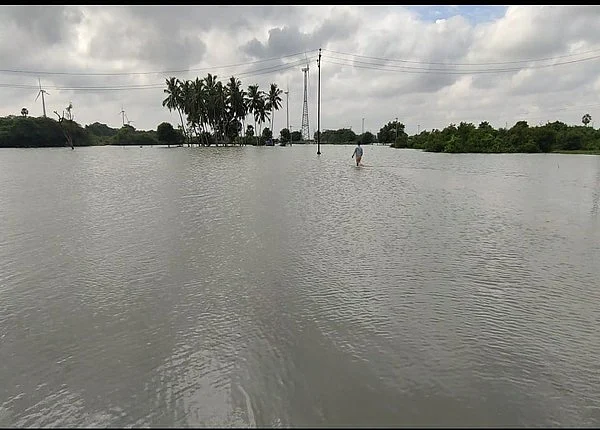 அதிசய கிணற்றை குளம் போல் சூழந்த உபரிநீர்