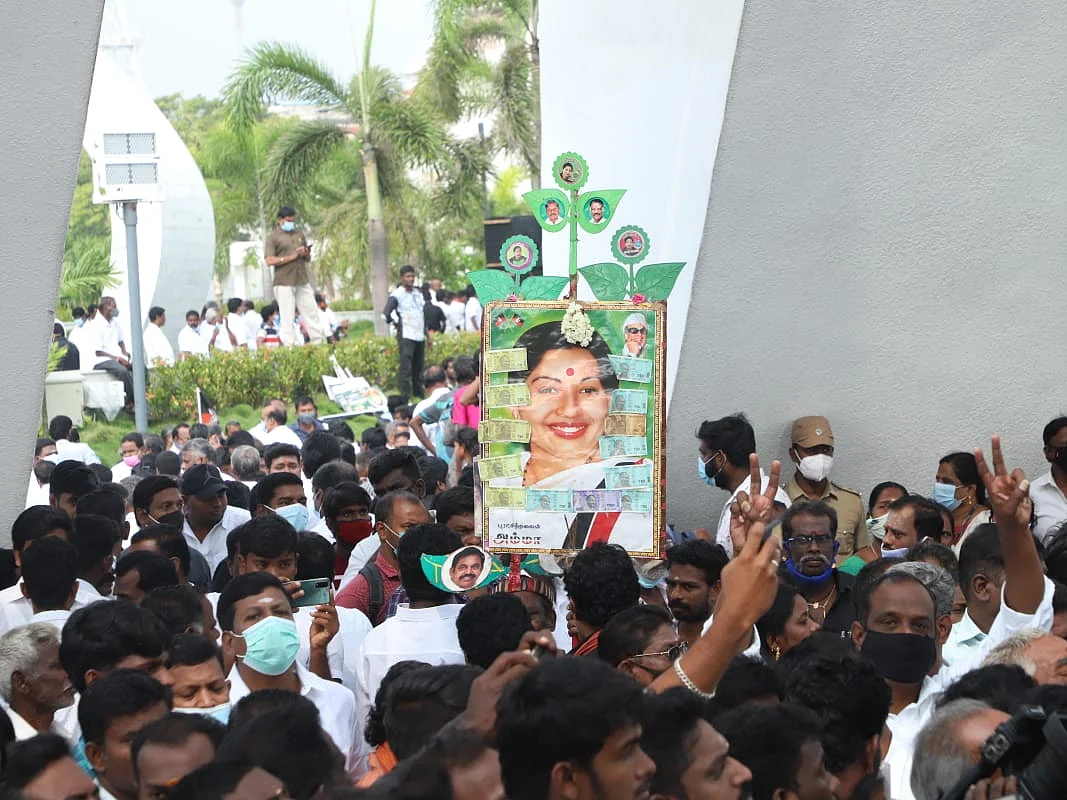 `செருப்பு வீச்சு முதல் தள்ளுமுள்ளு வரை' அதிமுக Vs அமமுக... தொண்டர்கள் மோதலுக்கு யார் காரணம்?