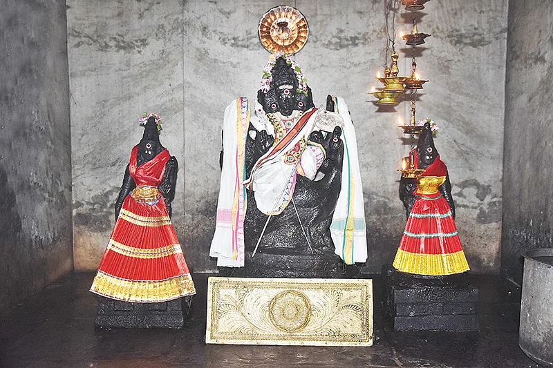 தேவியருடன் முருகப்பெருமான்