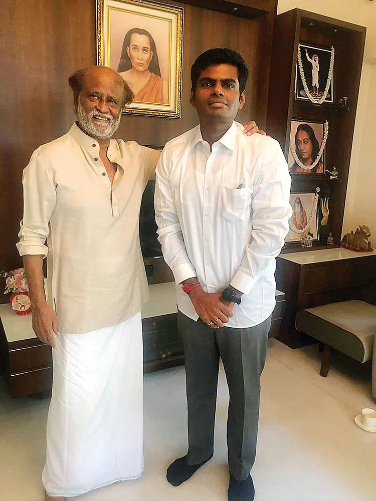 மிஸ்டர் கழுகு: “சசிகலா பேசியது என்ன?” மனம் திறந்த ரஜினி!