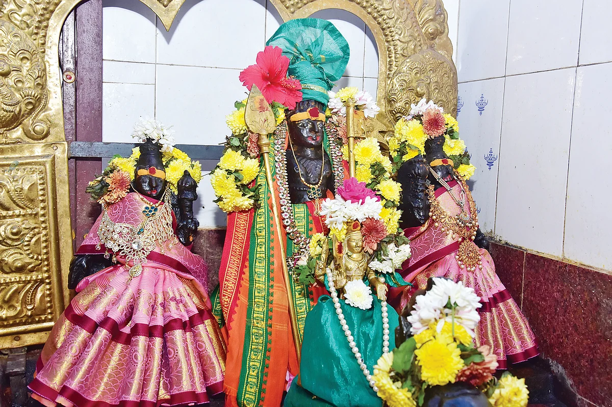 வள்ளி தெய்வானையுடன் முருகன்