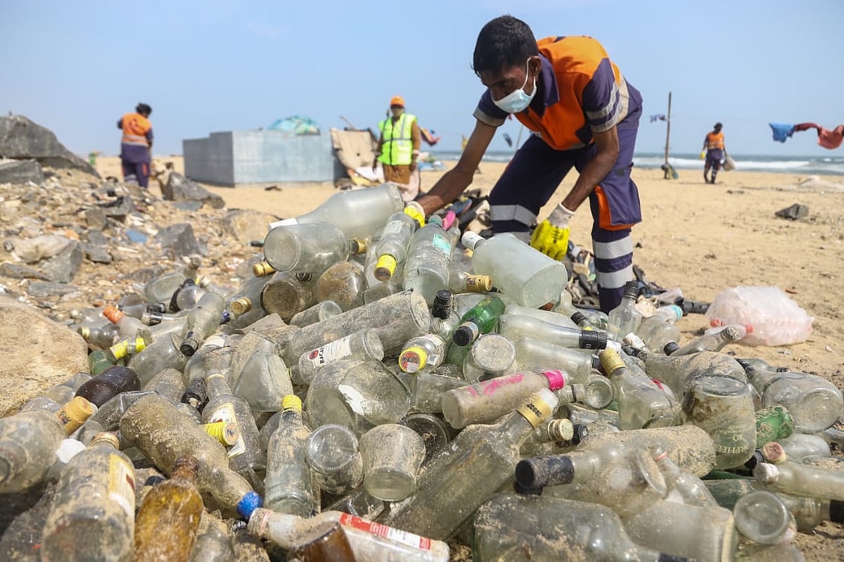 பட்டினம்பாக்கம்: காலி மது பாட்டில்கள், நெகிழிக் குப்பைகள் - தொடர் தூய்மைப் பணியில் மாநகராட்சி!