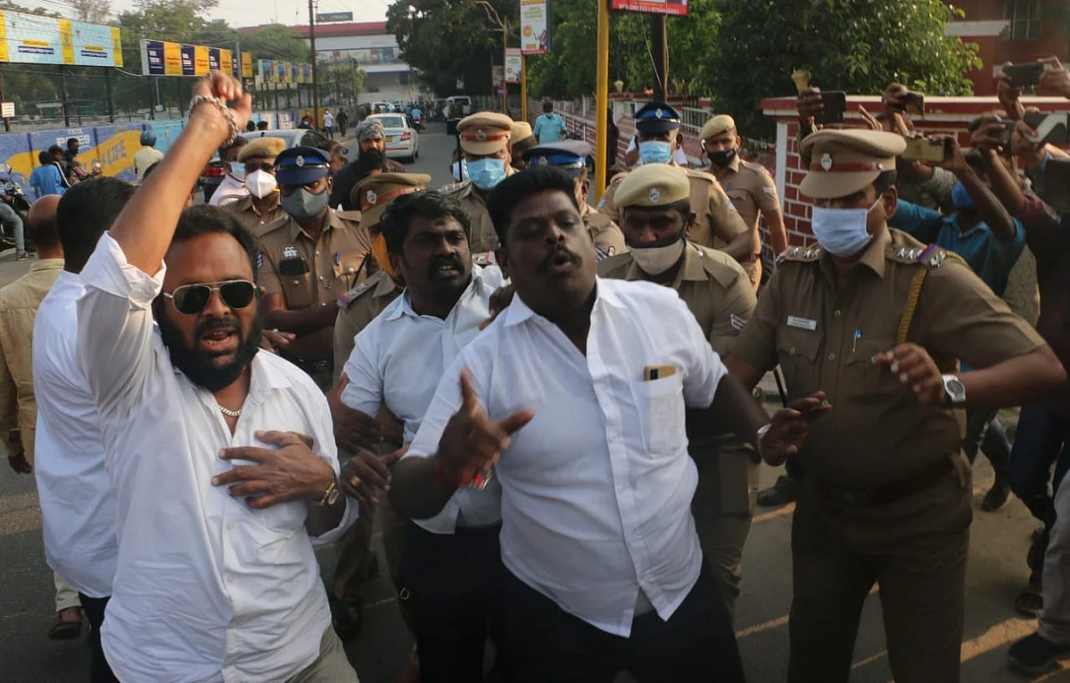 திமுக-வினர் கைது