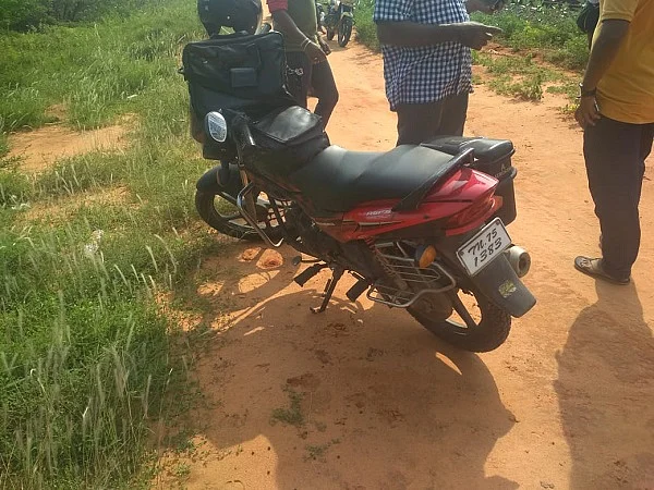 தற்கொலை செய்த சந்தோஷ்குமார் சென்ற பைக்
