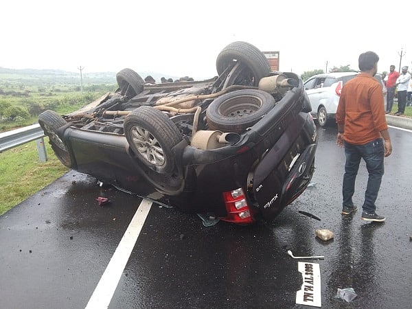 நெல்லை: டயர் வெடித்து கட்டுப்பாட்டை இழந்த கார்! -பைக்கில் சென்ற மருத்துவ மாணவிகளுக்கு நேர்ந்த சோகம்