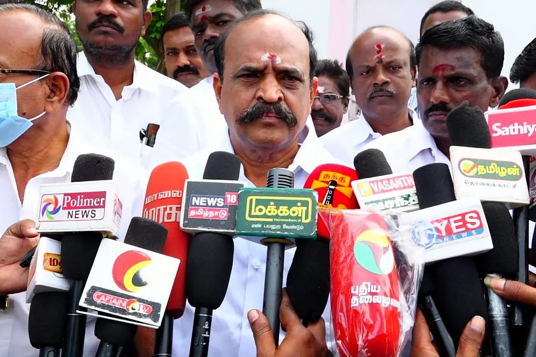 செய்தியாளர் சந்திப்பில் கடம்பூர் ராஜூ