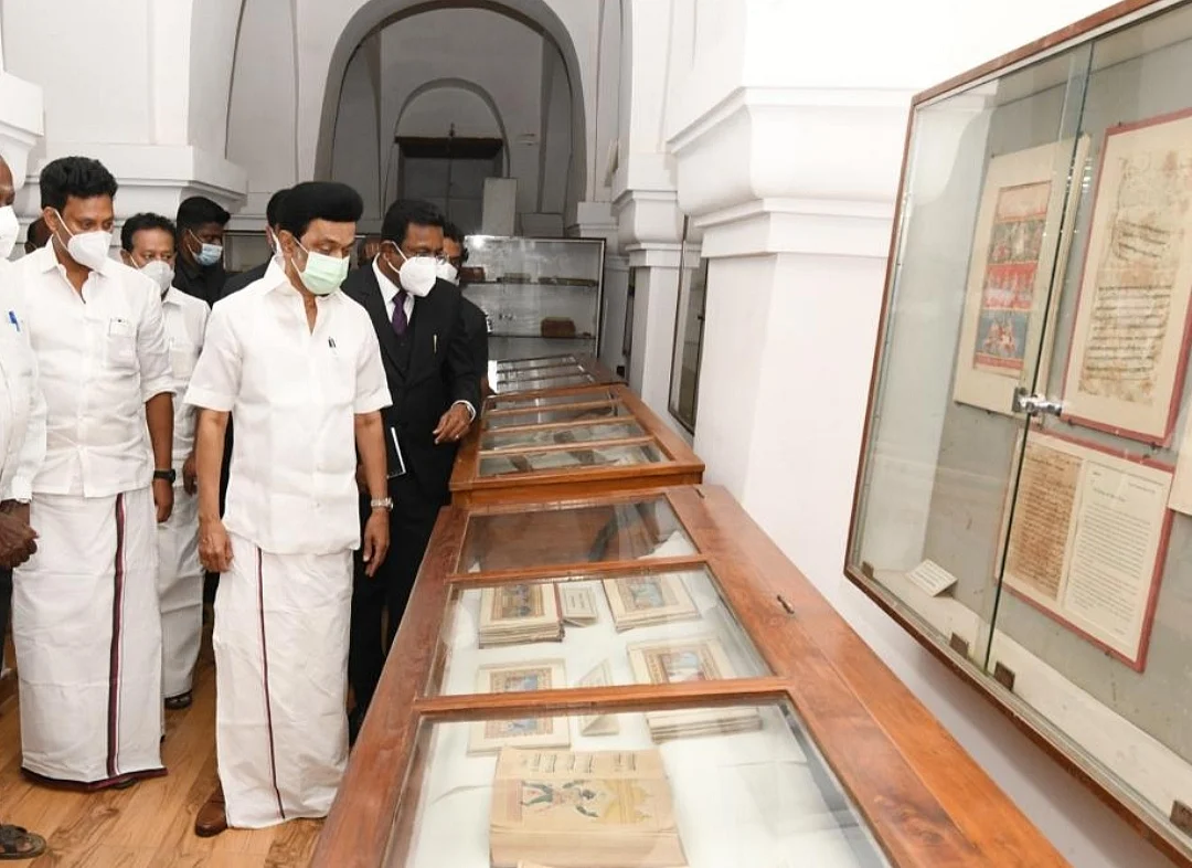 சரஸ்வதி மகால் நூலகத்தில் ஸ்டாலின்