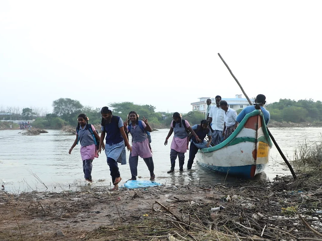 திருவள்ளூர்: ஆரணி ஆற்றைப் பரிசலில் கடக்கும் பள்ளி மாணவர்கள்; பாலம் அமைத்துத் தரக் கோரி கோரிக்கை!