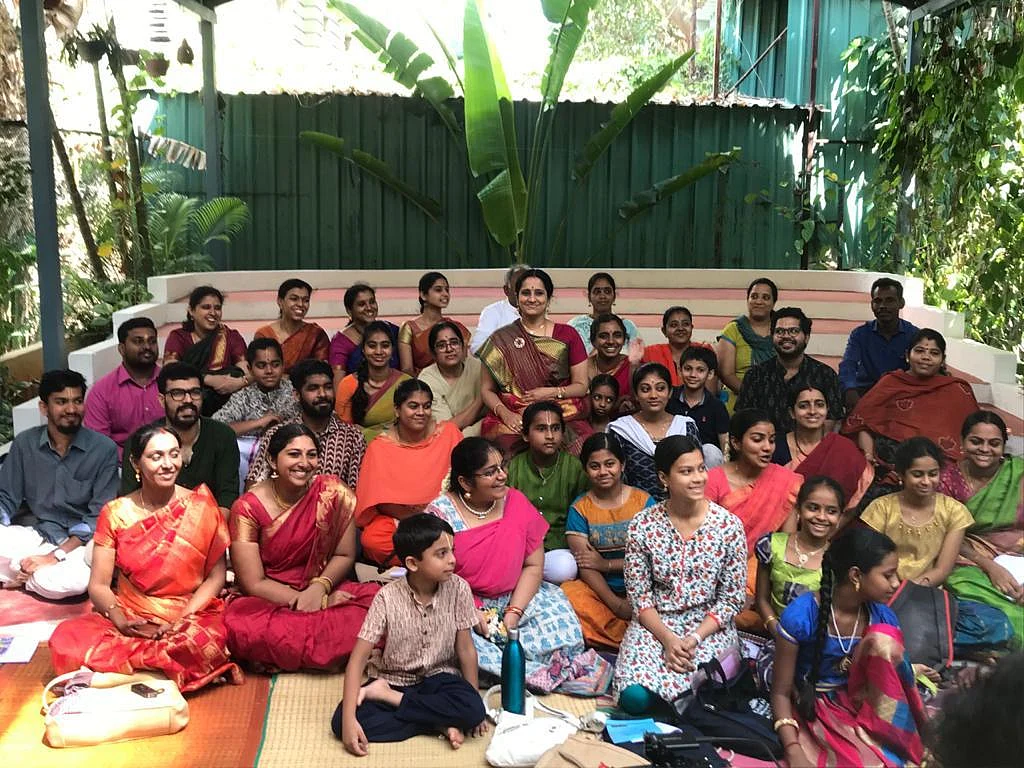 விசாகா ஹரி மற்றும் மாணவர்கள்
