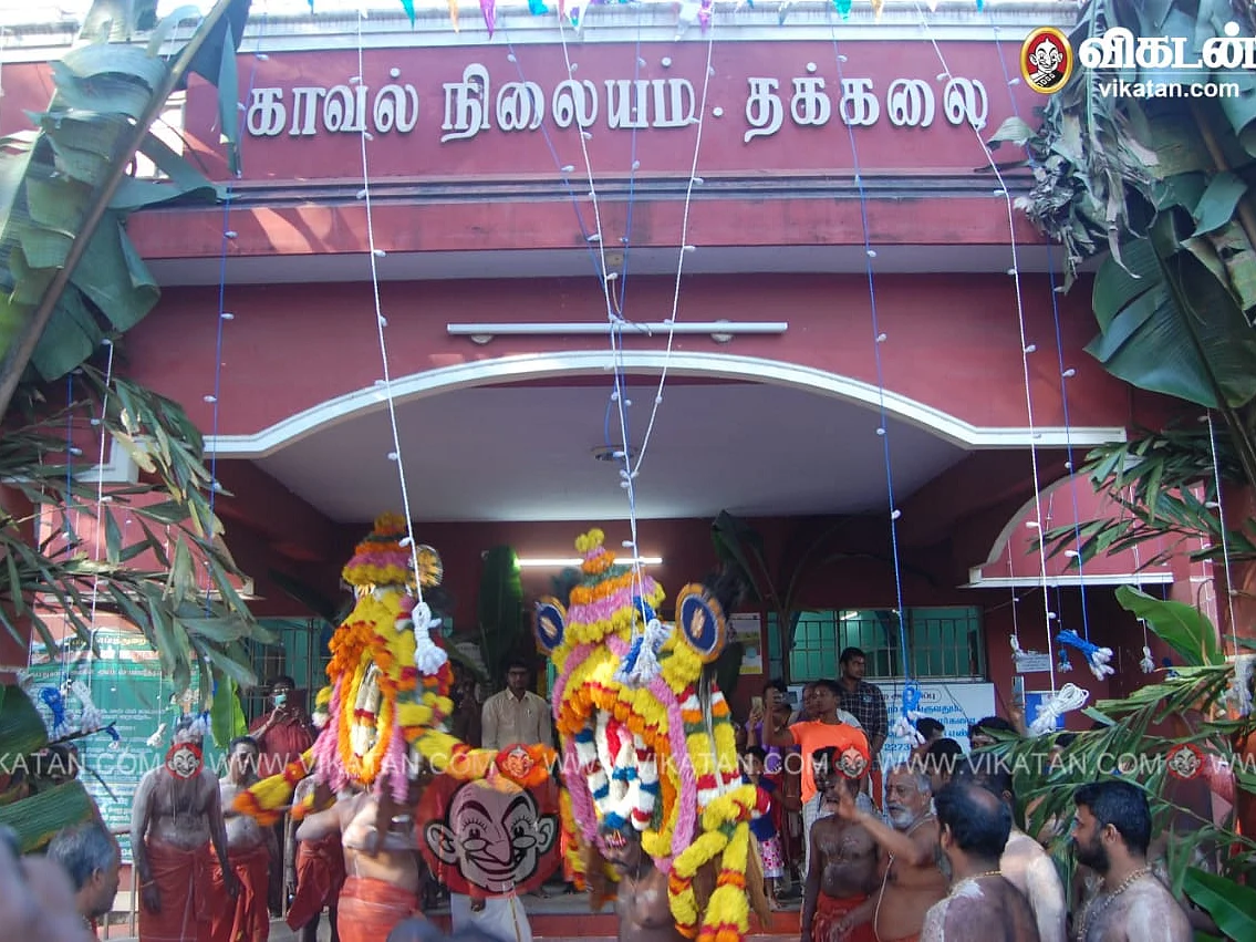 காவல் நிலையத்தில் காவடி வழிபாடு -
குற்றங்கள் குறைய மன்னர் காலத்தில் இருந்து தொடரும் பாரம்பர்யம்!