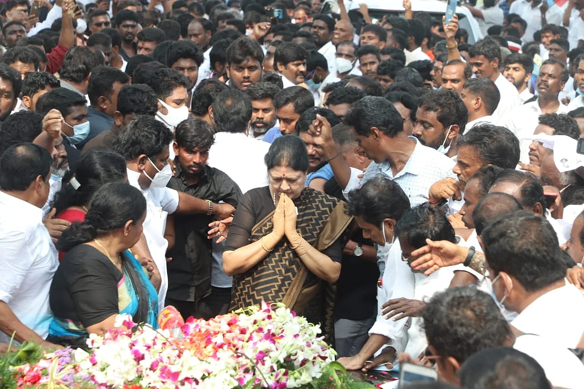 ஜெயலலிதா நினைவிடத்தில் சசிகலா