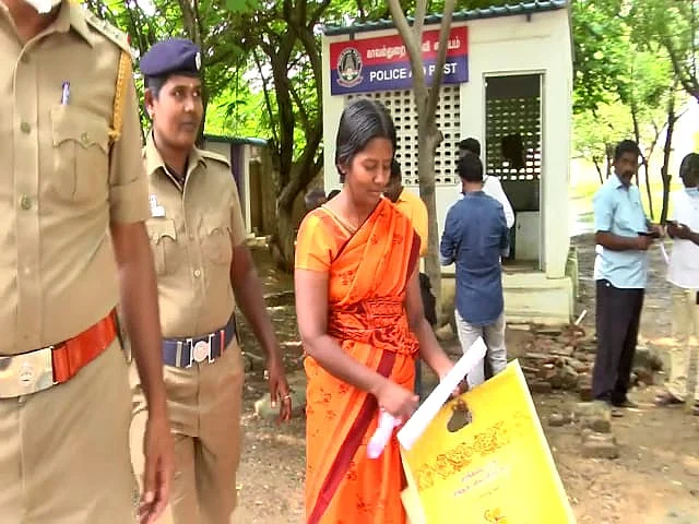 மாரியம்மாளை அழைத்துச் சென்ற போலீஸார்