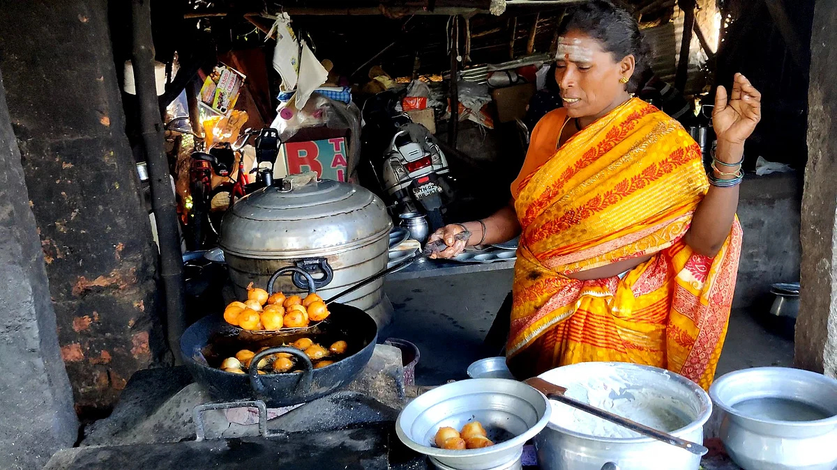 ஒரு ரூபாய்க்கு போண்டா விற்பனை செய்யும் மங்கா அக்கா