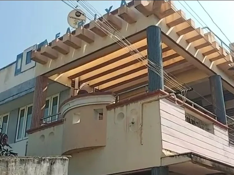 புதுக்கோட்டை: புருனே முட்டை வியாபாரி வீட்டில் 850 சவரன் நகை திருட்டு - கொள்ளையர்களுக்கு போலீஸ் வலை!