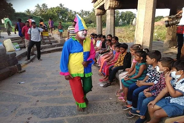 வித்தியாசமாக வேடமணிந்து கதை சொல்லல் நிகழ்ச்சி