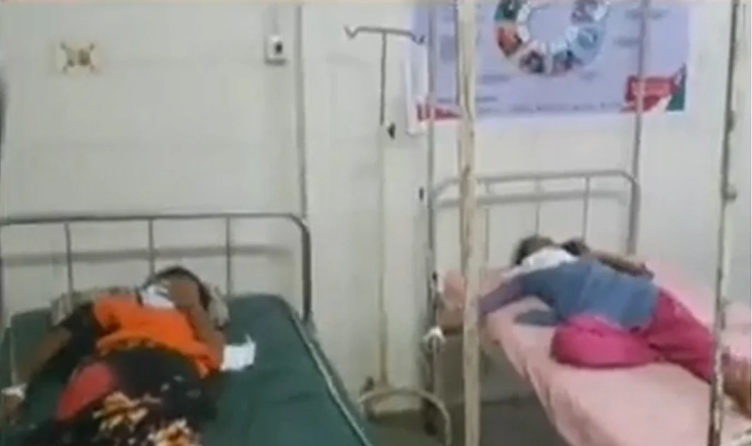 சிகிச்சையில் பெண் ஊழியர்கள்